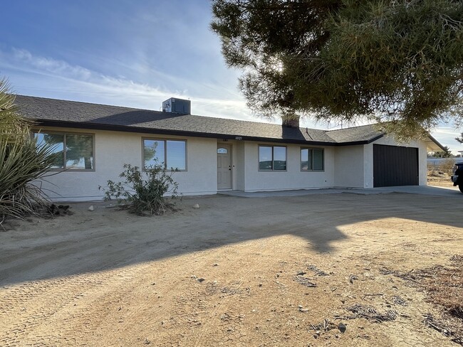 Building Photo - 60325 Alta Loma Dr