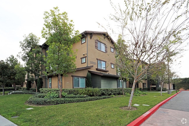 Building Photo - Monarch Pointe Apartments