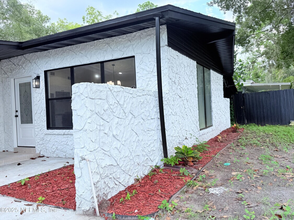 Foto principal - 1851 Louvre Dr