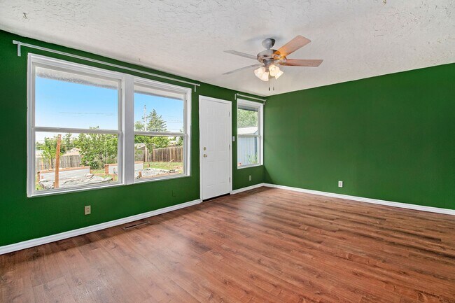Building Photo - Single-Level 3 Bedroom 1 Bathroom Home in ...