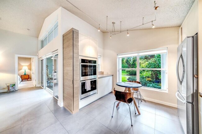 Foto del edificio - 7638 Charing Cross Ln