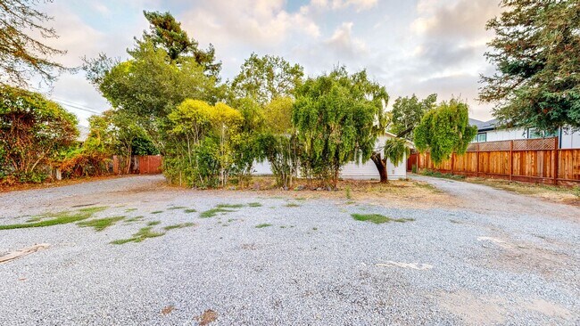 Building Photo - Bright & Clean Single Level FIVE bedroom i...