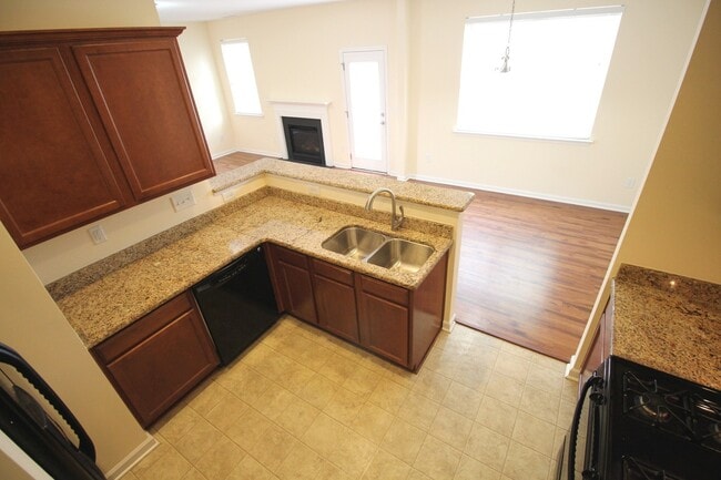 Building Photo - 3 Bedroom/2.5 Bath Home with Fenced-in Back Yard! Pet Friendly