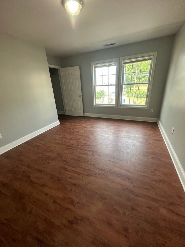 Foto del edificio - 120 Sylvan Ave