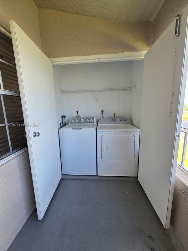 Foto del edificio - 2881 N Oakland Forest Dr