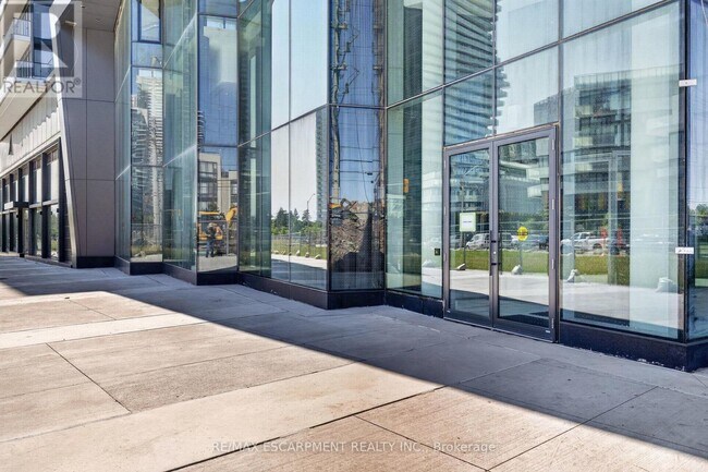 Photo du bâtiment - 448 Burnhamthorpe Rd W