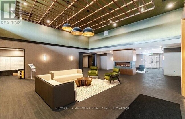 Building Photo - 450 Dundas St E