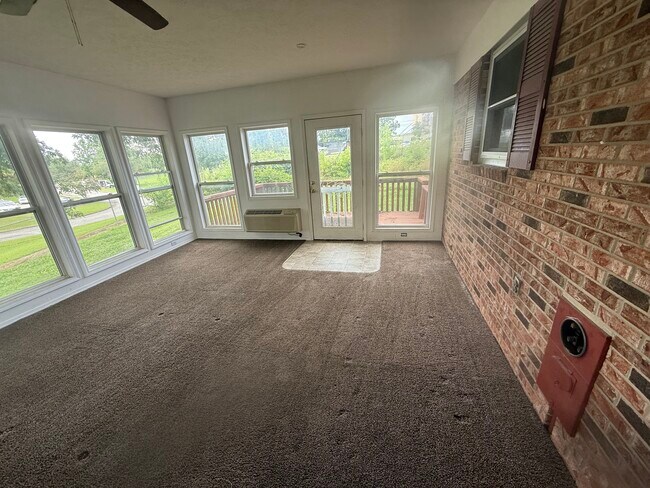 Foto del edificio - 5602 Montgomery Dr