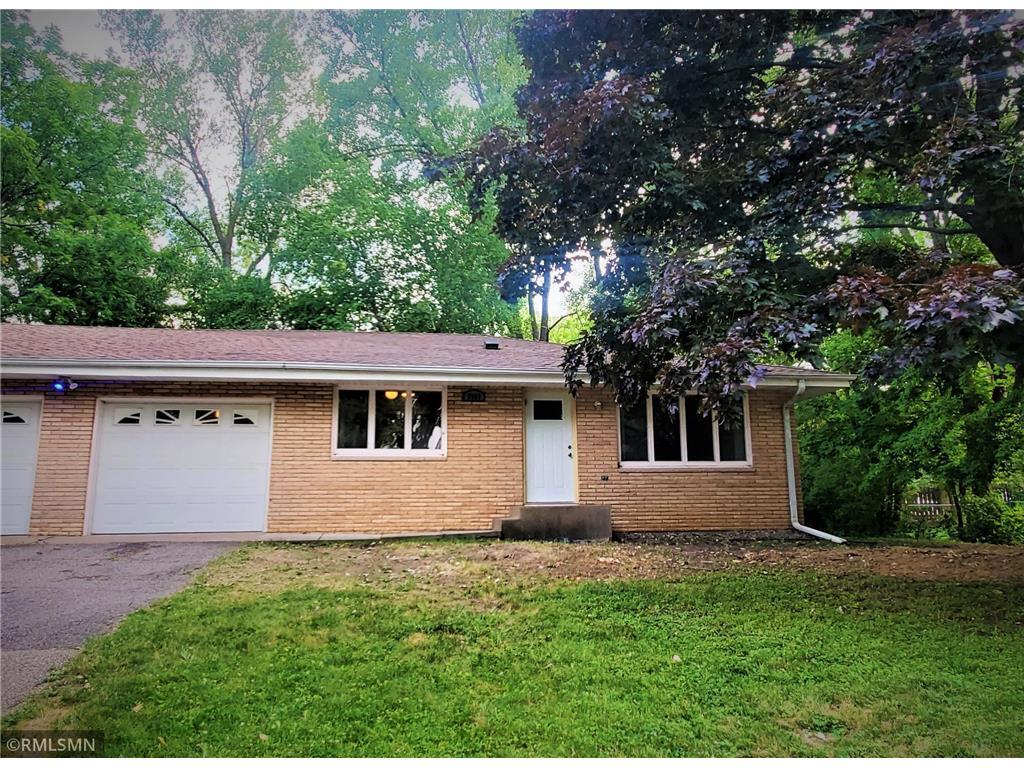 Foto principal - 3300 39th Ave NE