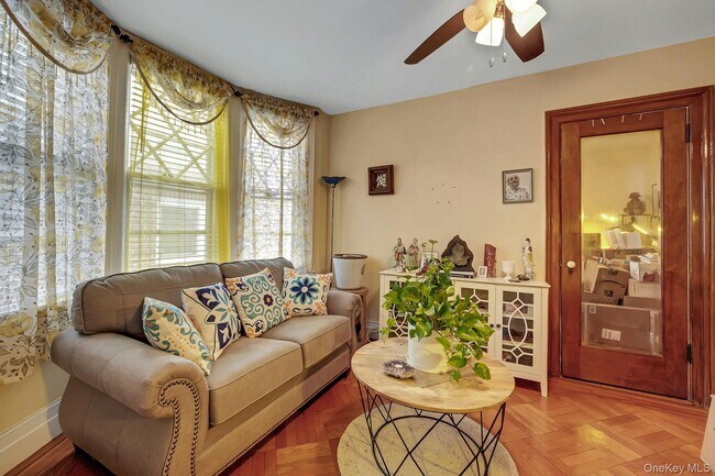 Foto del edificio - 5625 Post Rd