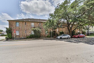 Building Photo - 6401 Skyline Dr