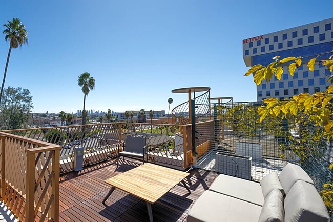 Private PH Rooftop Deck - 5800 Harold Residential