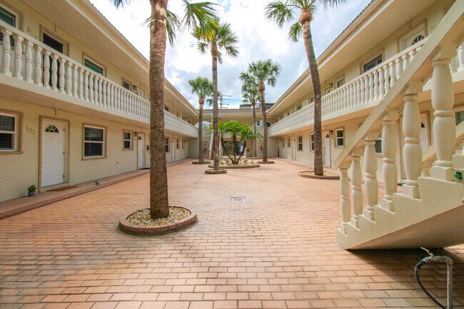 Building Photo - **OLDE NAPLES UNIT ** CLOSE TO NAPLES BEAC...