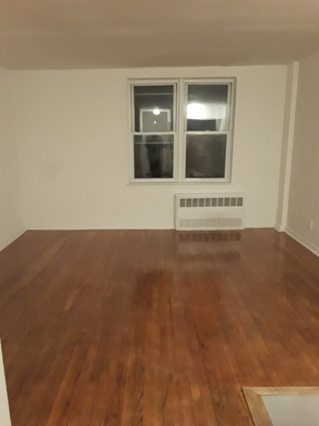 Foto principal - 8619 Elmhurst Ave