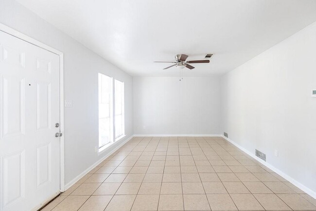 Building Photo - 203 Northcrest Cir