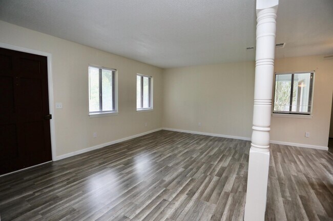 Building Photo - 209 Honey Ln Cir