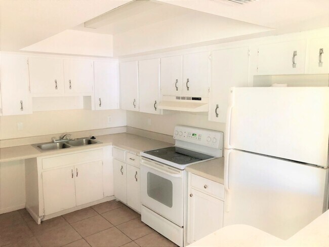 Building Photo - SPACIOUS 2BR/1BA Duplex, Vaulted Ceilings,...