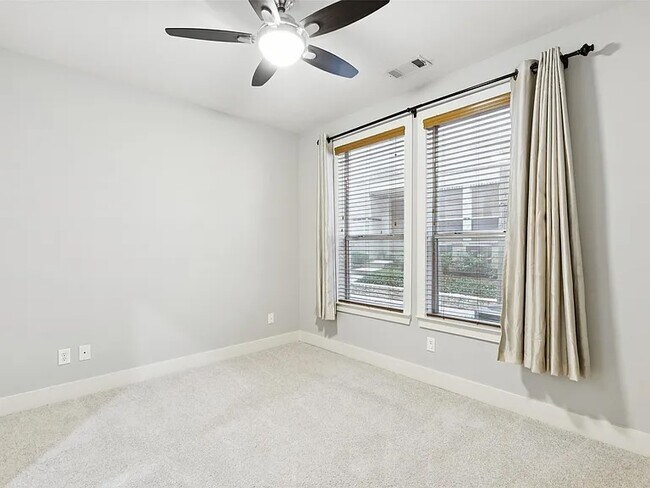 Foto del edificio - 4830 Cedar Springs Rd