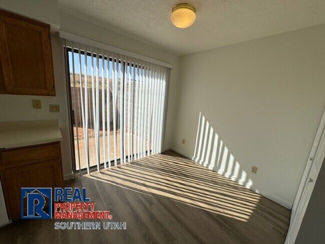 Foto del edificio - Townhome Near College