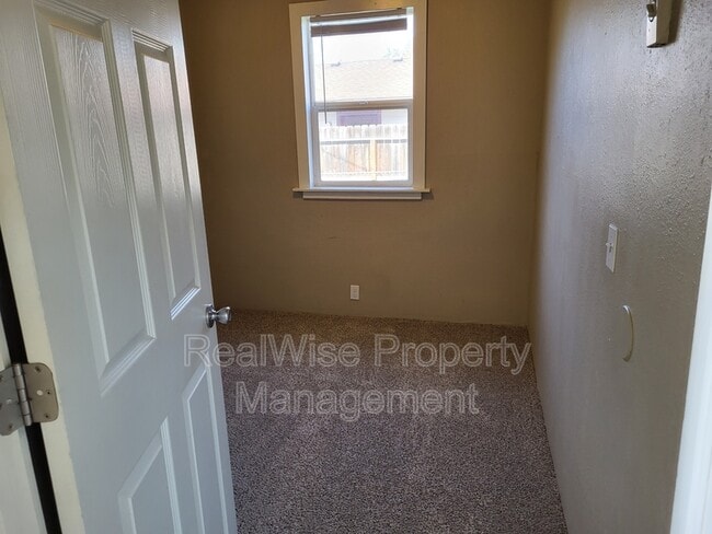 Building Photo - 319 Haven St