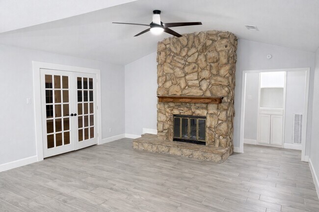 Building Photo - 313 Sycamore St