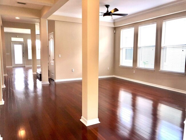 Foto del edificio - MOVE IN JUNE! NEWER CARPET & INTERIOR PAINT! Elegant 2 story home with water view! 4bd/2.5ba with...