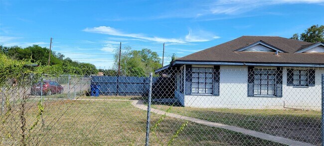 Building Photo - 3 br, 1 bath Triplex - 318 N 7th St Apt C