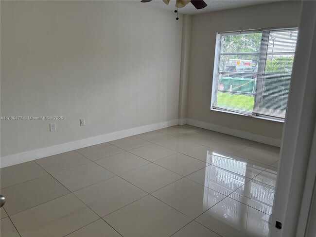 Building Photo - 4164 Inverrary Dr