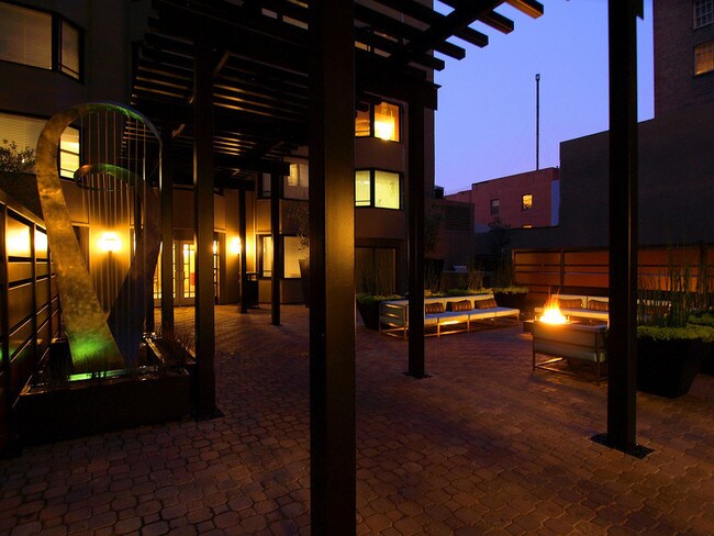 Salón al aire libre con chimenea - 640 Geary St