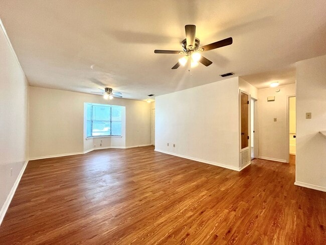 Building Photo - 10800 Kiamichi Dr