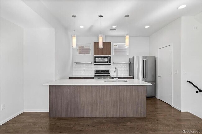 Cocina con puerta al baño del piso principal. - 1238 Quitman St