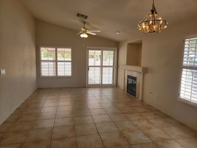 Building Photo - BEAUTIFUL 3 BDRM, 2 BATH ON LARGE CORNER L...