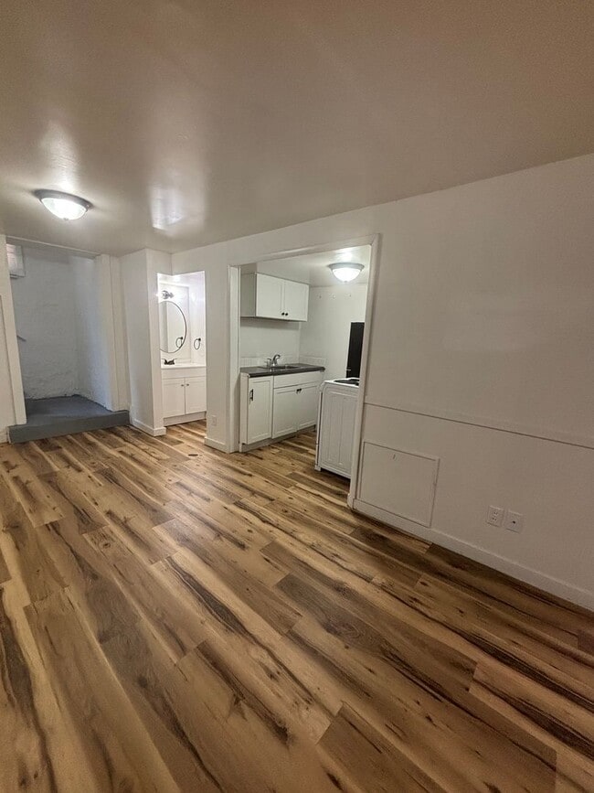 Building Photo - Beautifully Updated Studio Near WSU – All Utilities Included