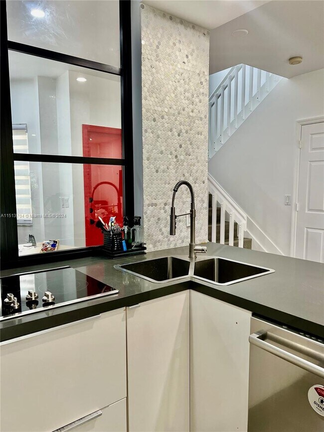 Foto del edificio - 16015 Emerald Cove Rd