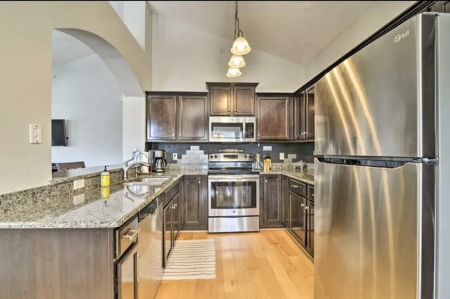 Building Photo - Cozy 2 bedroom, 2 bathroom condo in the sought out neighborhood of Harbor Walk!