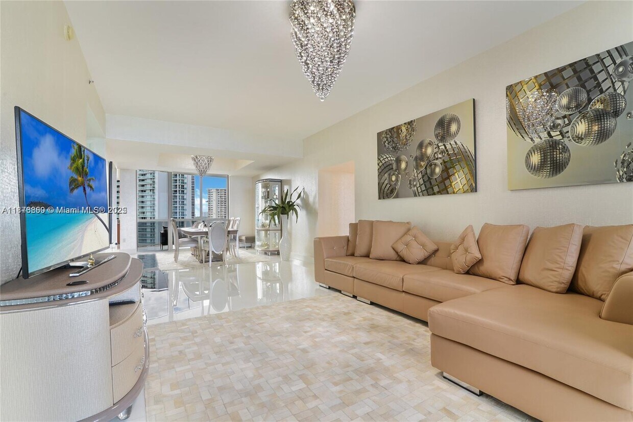 Primary Photo - 15811 Collins Ave