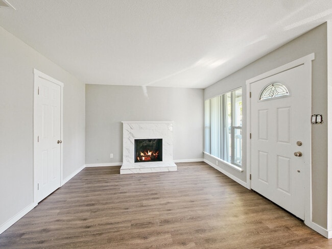 Building Photo - Beautifu 2 beds 2 baths Duplex!!!