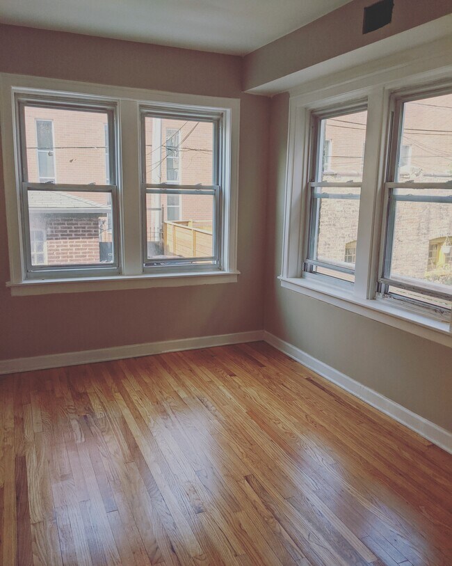 Habitación trasera - 3744 W Eastwood Ave