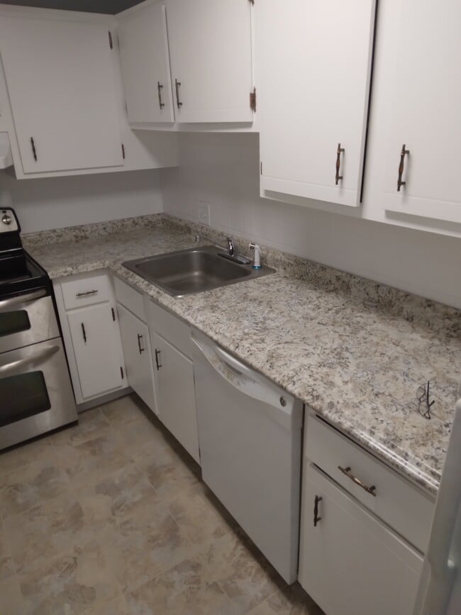 Building Photo - 13 Silvestri Cir