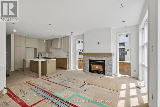 Building Photo - 608 Tweedsmuir Ave