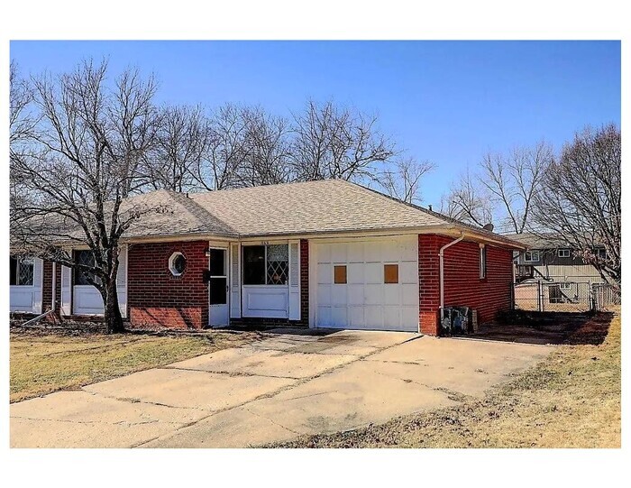 Foto principal - Charming 2 Bedroom 1 Bath Duplex in Parkda...