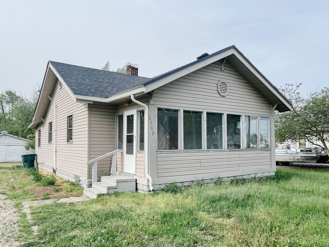 Foto del edificio - Enclosed Porch