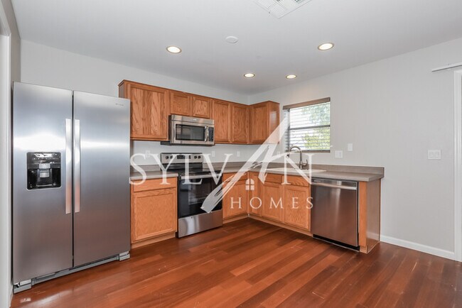 Foto del edificio - You will love this spacious 4 bed, 3 bath ...