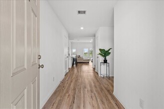Building Photo - 512 Maple Bnd Ln