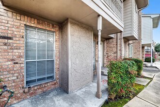 Building Photo - 10615 Briar Forest Dr