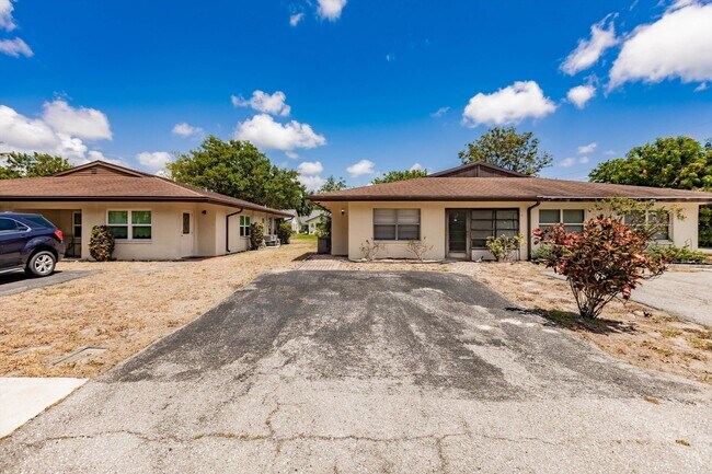 Foto del edificio - 5029 Rose Hill Dr