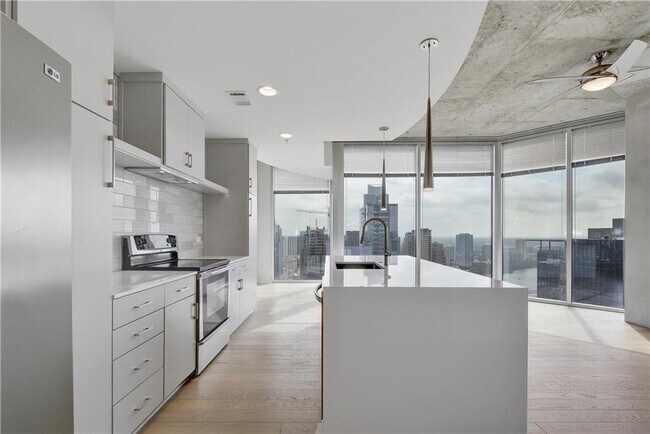 Building Photo - 360 Nueces St