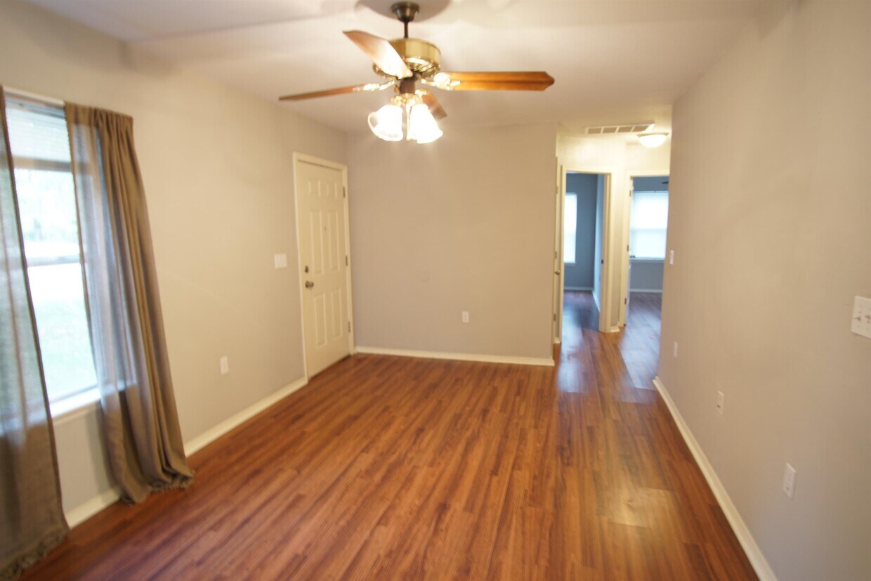 Primary Photo - 702 N Redbud Dr