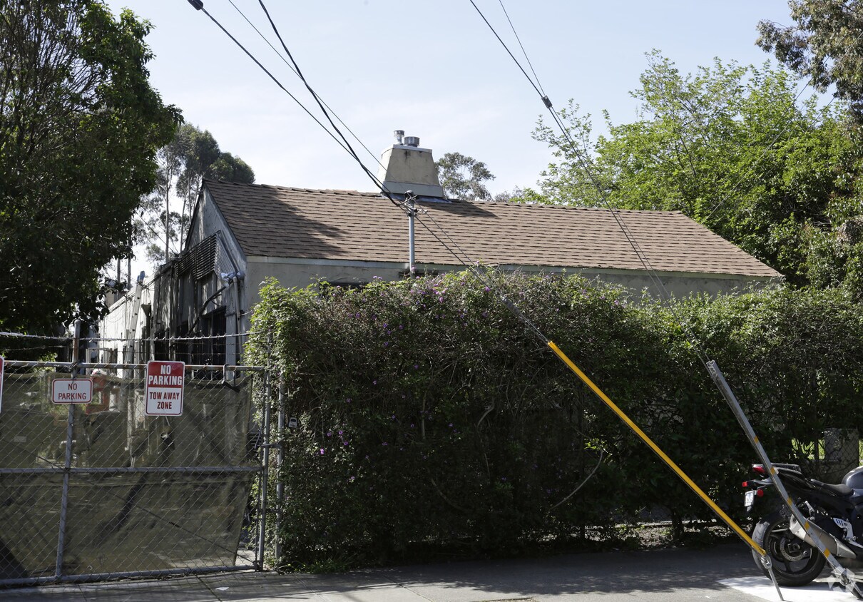 Building Photo - 627 51st St