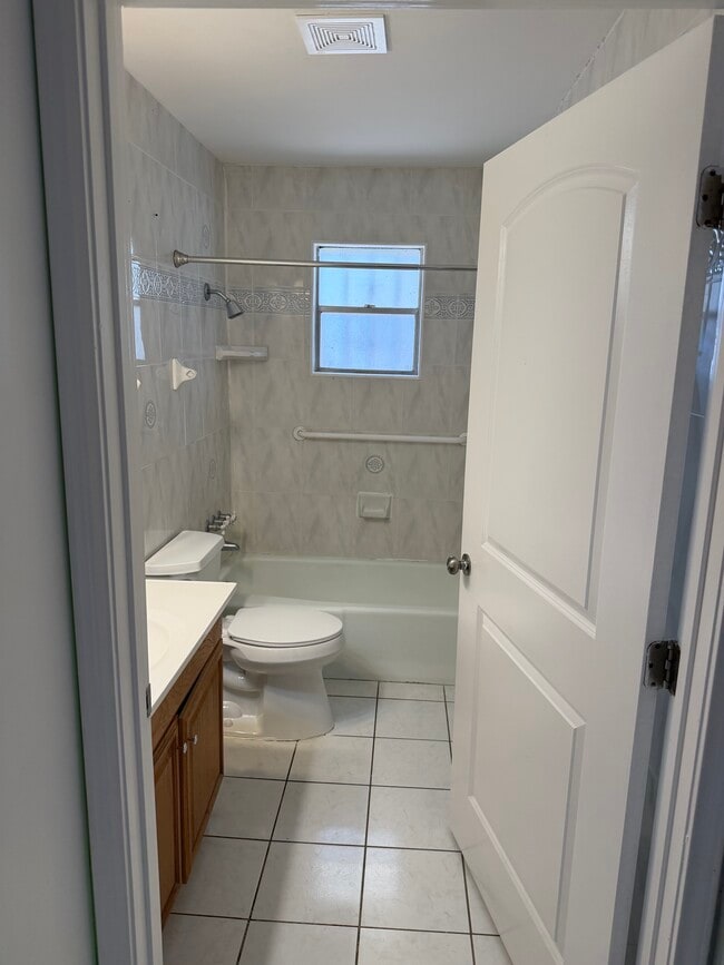 Building Photo - 1818 Joanna Ave